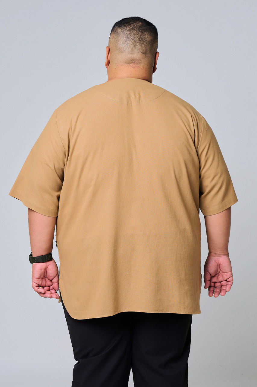 Person wearing a shirt from behind #color_brown