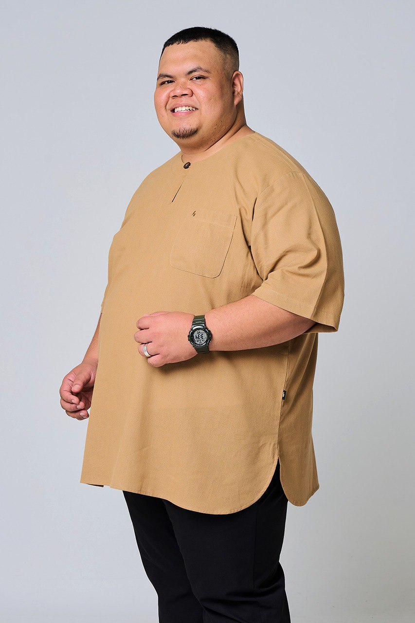 Man wearing a brown shirt and black pants #color_brown