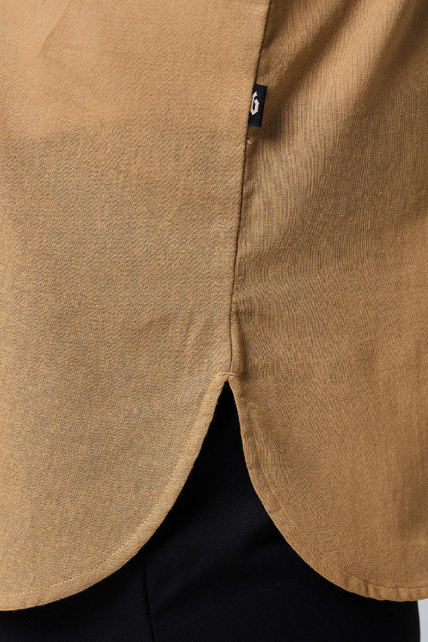 Close-up of a slits with curve hemline #color_brown