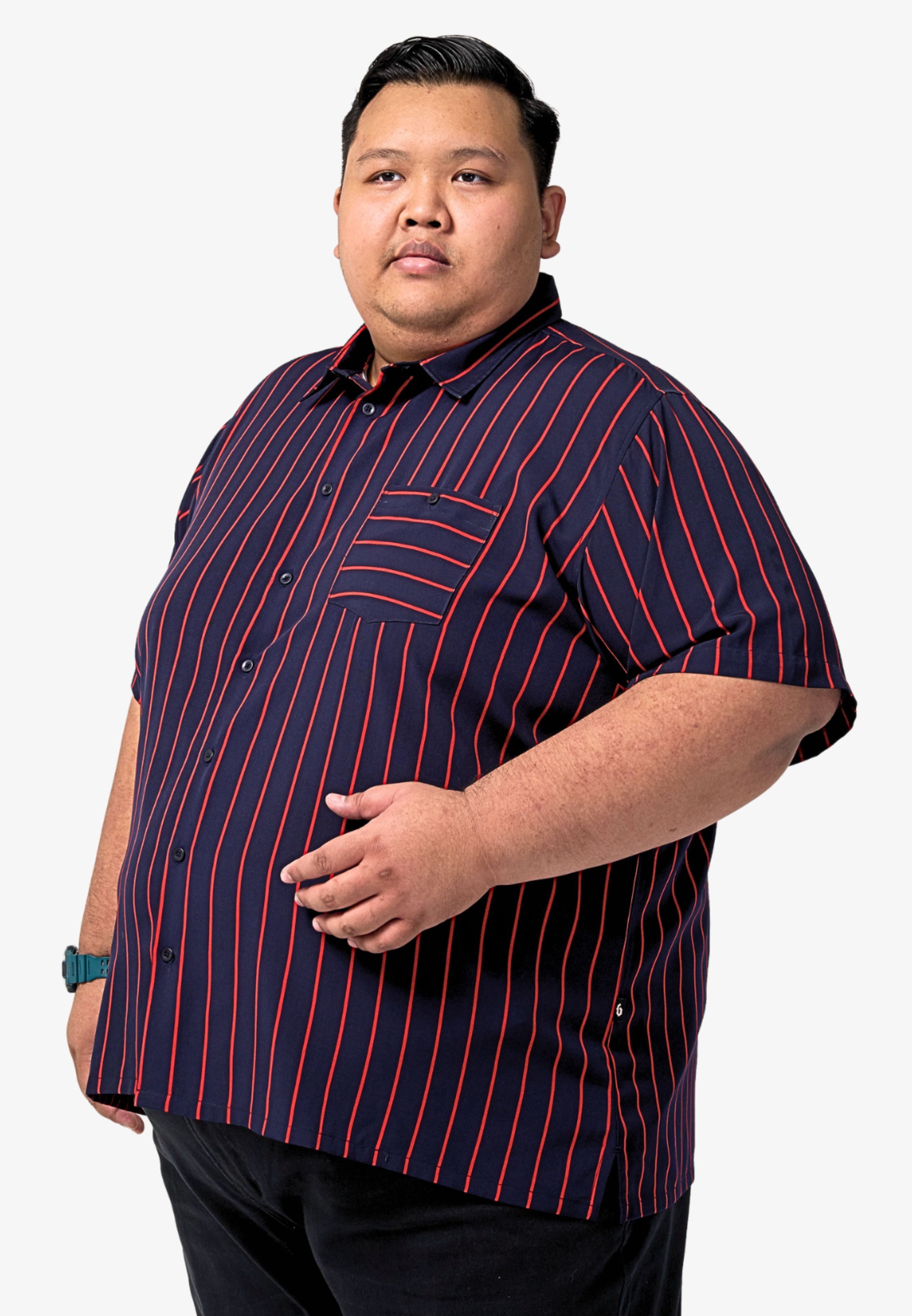 A plus-size male model wearing a navy blue shirt with red stripes #color_navy blue